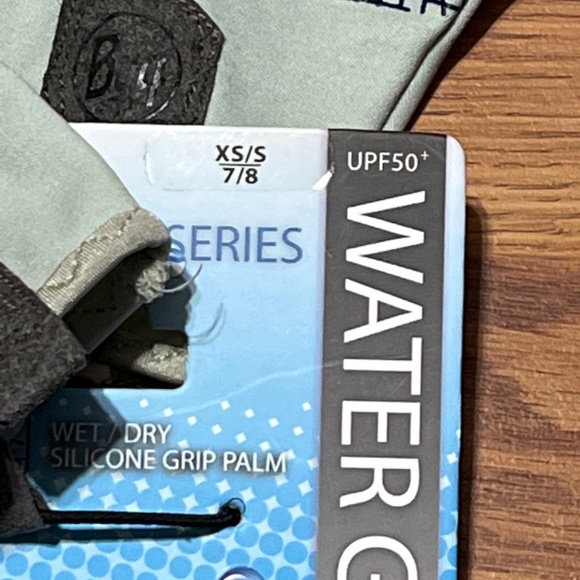 New XS/S UPF50 Women’s Buff Water Gloves Size 7/8 Silver and Blue - Picture 2 of 2